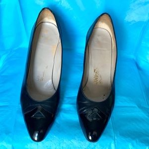Ferragamo black leather classic pump, size 8.5, heels 2.5”,  made in Italy